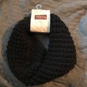 *BRAND NEW* black infinity scarf.